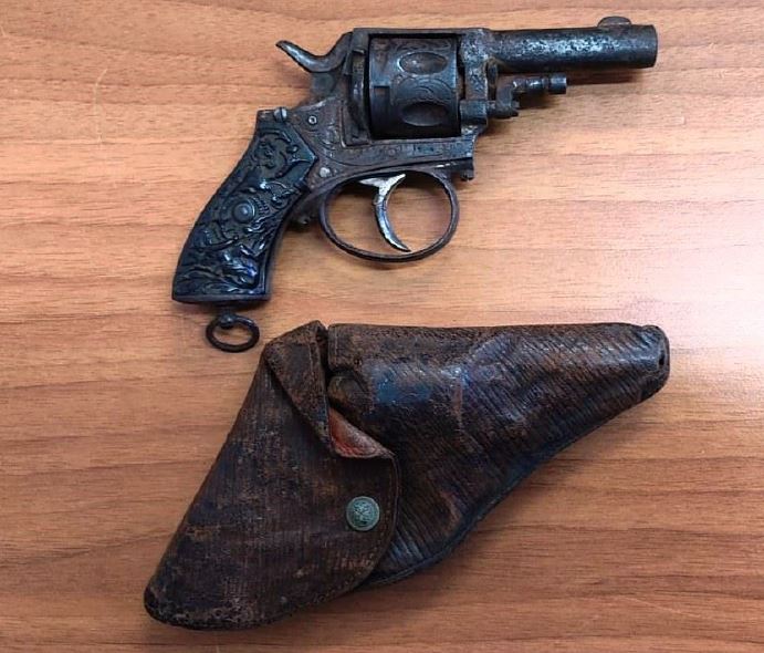 Pistola a spillo, marca sconosciuta, fine XIX secolo e Pistola a rotazione marca sconosciuta, fine XIX – inizi XX secolo