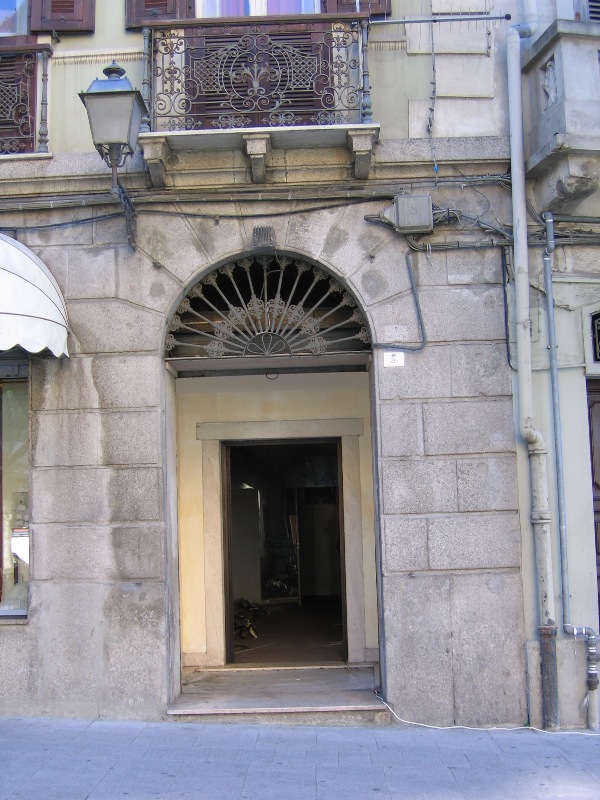 Grotta Marcello, piazza Yenne 26