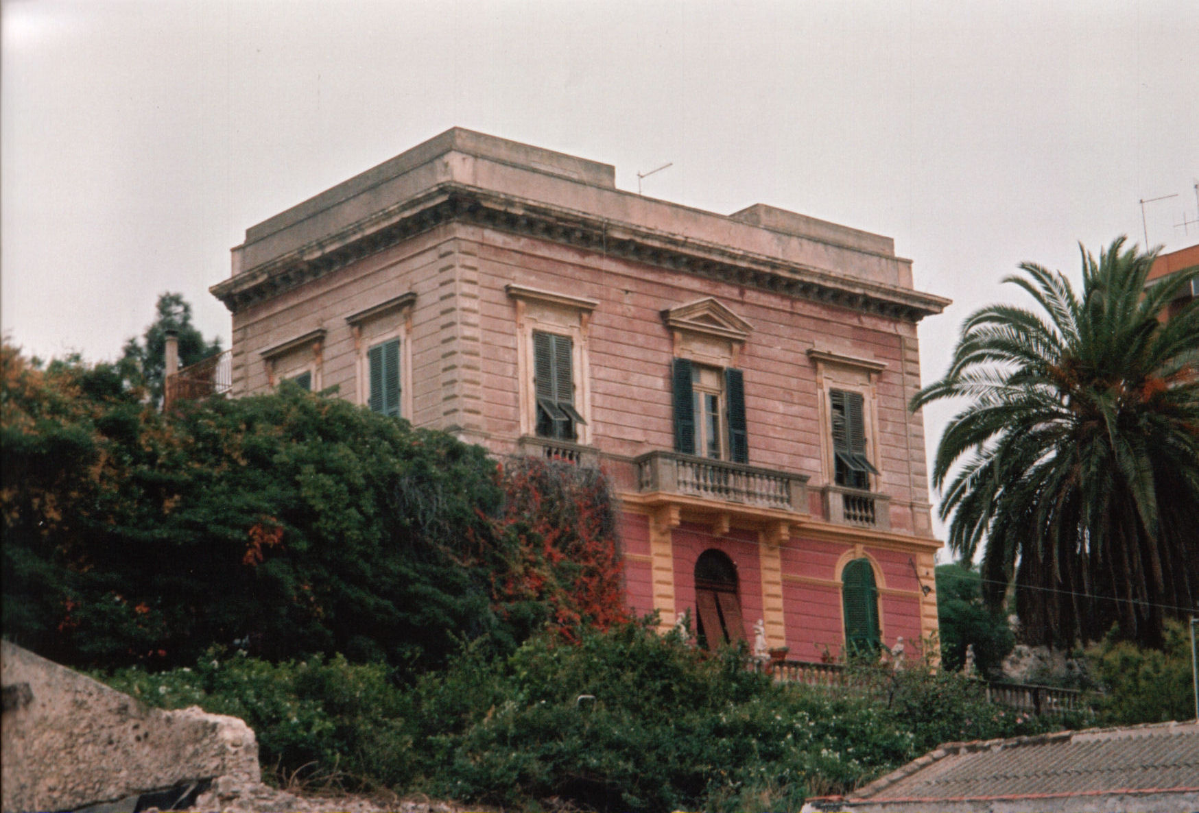 Villa Laura con giardino e pertinenze, viale Sant’Avendrace 121-123